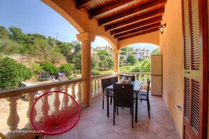 Outdoor dining - Vrbo Property (SAGONE)