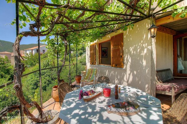 Outdoor dining - Vrbo Property (SARI D'ORCINO)