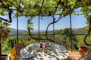Outdoor dining - Vrbo Property (SARI D'ORCINO)