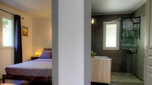A bedroom with a bed, bedside table, and a window with curtains. - Ponte - SAN NICOLAO - Gîte (SAN NICOLAO)