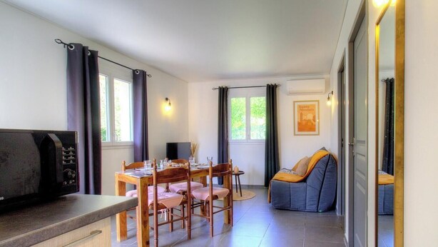 A dining area with a table, chairs, and a sofa. - Ponte - SAN NICOLAO - Gîte (SAN NICOLAO)