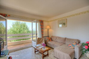 Living area - Vrbo Property (ALATA)