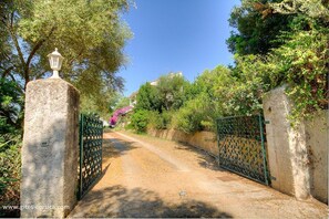 Property grounds - Vrbo Property (ALATA)