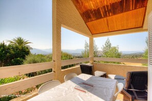 Outdoor dining - Vrbo Property (ALATA)