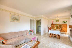 Living area - Vrbo Property (ALATA)