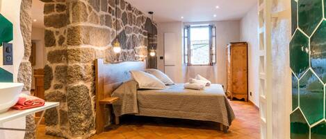 Travel cot, free WiFi