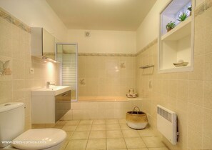 Bathroom - Vrbo Property (BASTELICACCIA)
