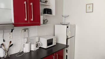 Coffee/tea maker, fridge, microwave, oven