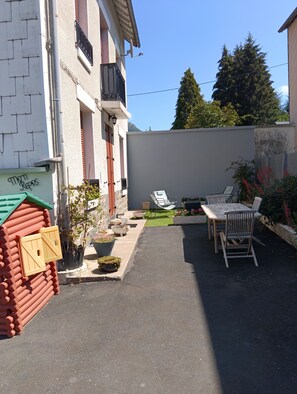 Outdoor dining - Apartment 1, near downtown and the thermal baths. Pets are allowed. (La Bourboule)
