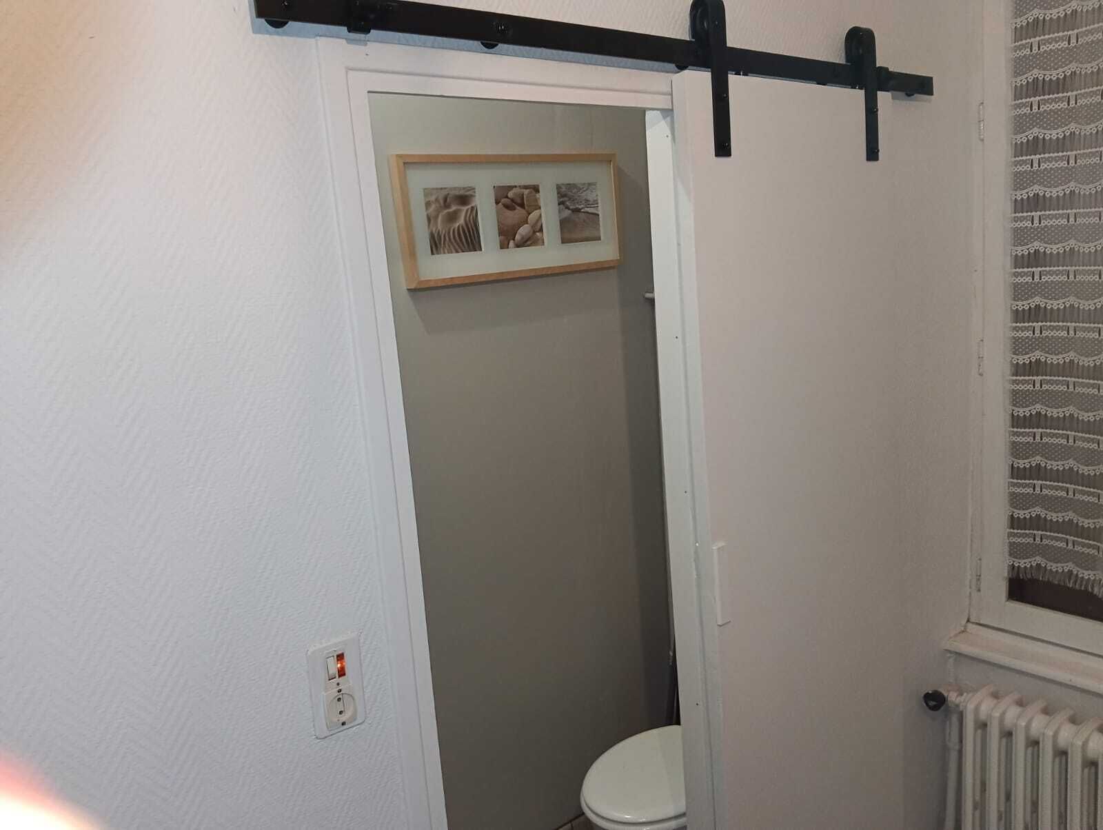 Een douche, een haardroger, zeep, toiletpapier