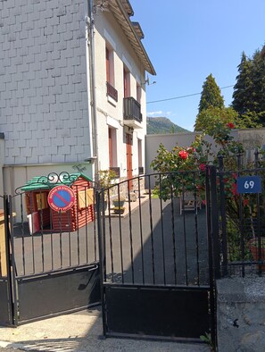 Exterior - Apartment 1, near downtown and the thermal baths. Pets are allowed. (La Bourboule)