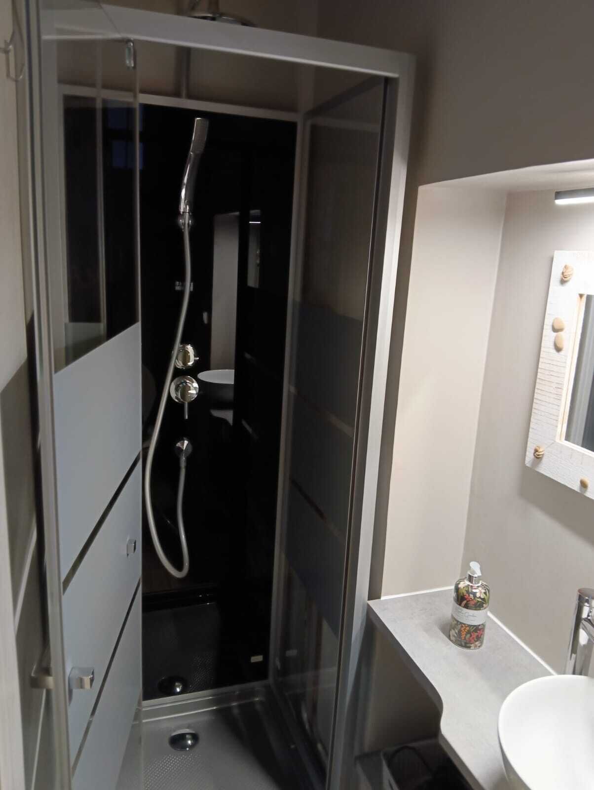 Een douche, een haardroger, zeep, toiletpapier