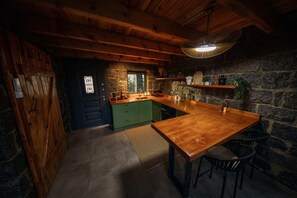 Suite Deluxe, balcon, vue mer | Cuisine privée | Mini réfrigérateur, batterie de cuisine, vaisselle et ustensiles