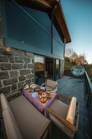 Deluxe Villa, Balcony | Outdoor dining