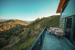 Deluxe Villa, Balcony | Outdoor dining - Parla de Villas (ardesen)