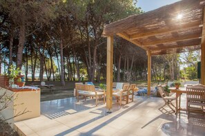 Outdoor dining - Vrbo Property (SORBU OCAGNANU)