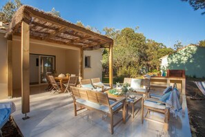 Outdoor dining - Vrbo Property (SORBU OCAGNANU)