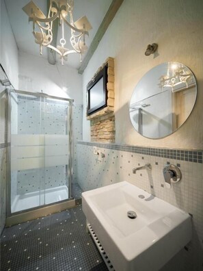 Estudio estándar, vistas al patio | Baño