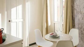 Deluxe-studiolejlighed - 1 dobbeltseng - balkon - byudsigt | Spiseområde