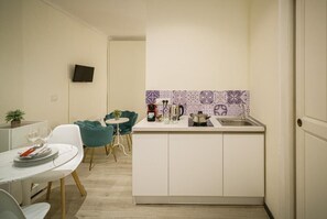 Estúdio luxo, 1 cama de casal, sacada, vista para a cidade | Cozinha privada