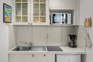Coffee/tea maker, fridge, microwave, toaster - Studio Azur 303A by Sur la mer (Fréjus)