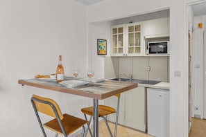 Coffee/tea maker, fridge, microwave, toaster - Studio Azur 303A by Sur la mer (Fréjus)