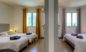 A hotel room with two beds, a window, curtains, and a bedside lamp. - Le 60501 - MONTEGROSSO (MONTEGROSSO)