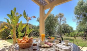 Outdoor dining - Vrbo Property (CARGESE)