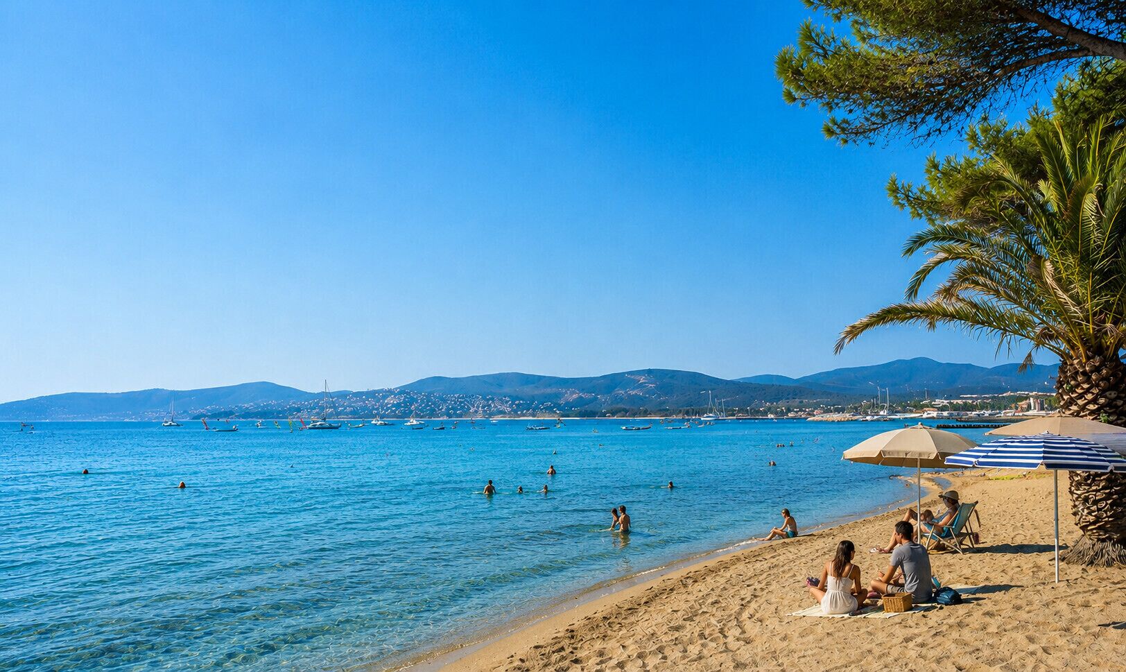 Una platja amb aigua turquesa cristal·lina, gent nedant i alguns vaixells al lluny.