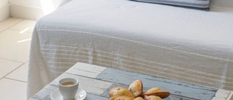 Iron/ironing board, WiFi (free), bed sheets