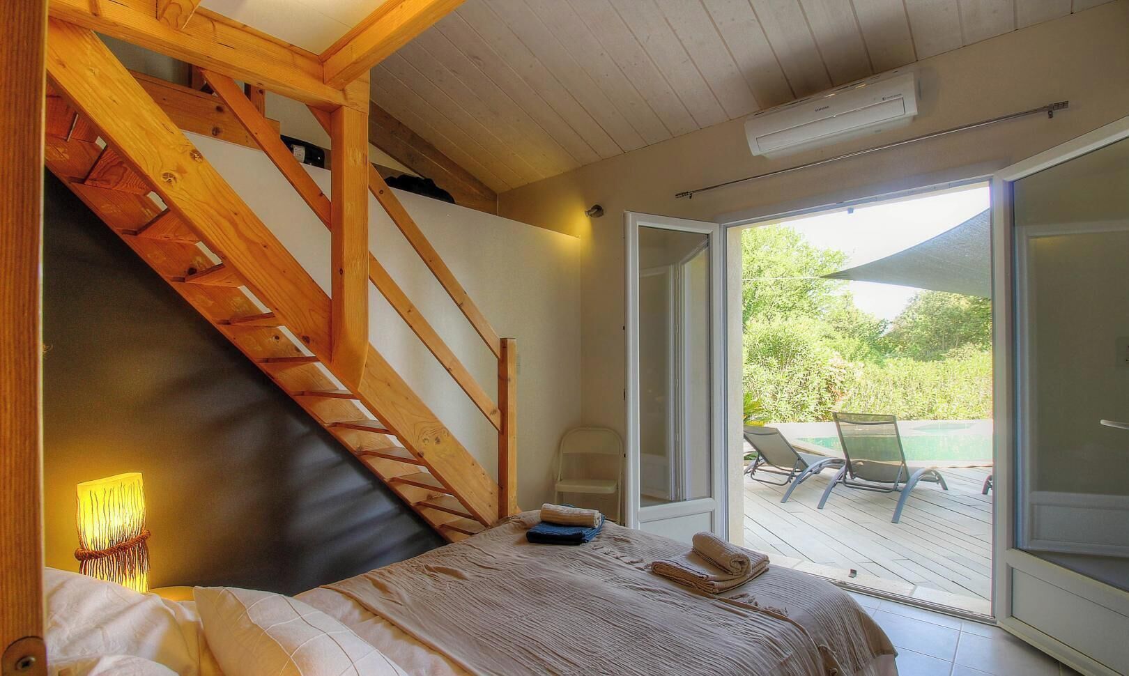 Travel cot, free WiFi