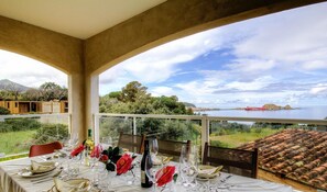 Outdoor dining - Vrbo Property (MONTICELLO)