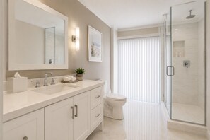 Deluxe Room | Bathroom | Free toiletries, hair dryer, towels, soap - Casa Elks Toronto (Toronto)
