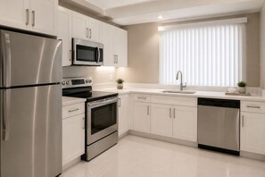 Deluxe Room | Private kitchen | Fridge, microwave, oven, stovetop - Casa Elks Toronto (Toronto)