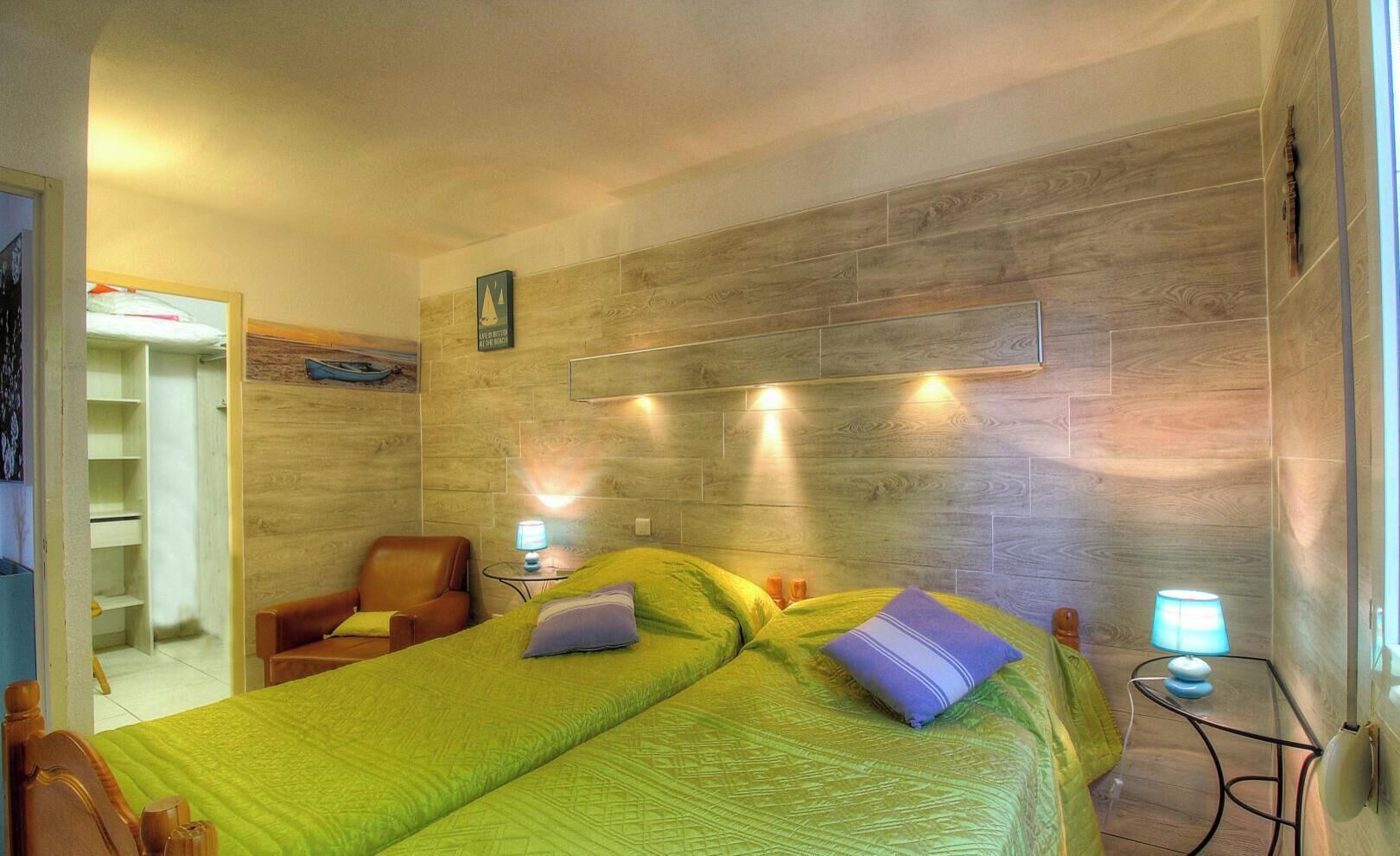 Travel cot, free WiFi
