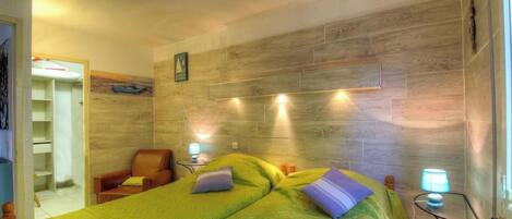 Travel crib, free WiFi