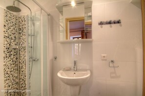 Bathroom - Vrbo Property (CALENZANA)