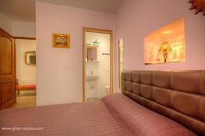 Room - Vrbo Property (CALENZANA)