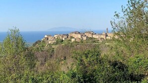 A hillside village with stone buildings, surrounded by greenery and overlooking a body of water. - Casa Formosa - PENTA DI CASINCA (PENTA DI CASINCA)