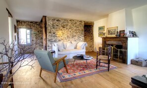 Living area - Vrbo Property (PENTA DI CASINCA)
