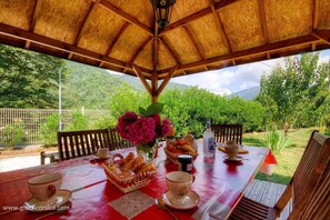 Outdoor dining - Vrbo Property (SAN DAMIANO)
