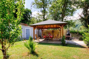 Outdoor dining - Vrbo Property (SAN DAMIANO)