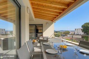 Outdoor dining - Vrbo Property (AJACCIO)