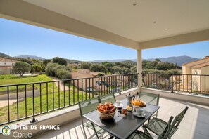 Outdoor dining - Vrbo Property (AFA)