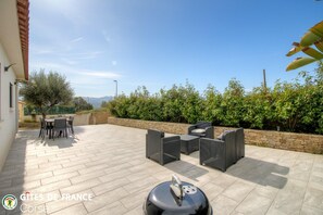 Outdoor dining - Vrbo Property (AFA)