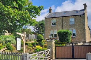 Exterior - House Sleeps 10 With Parking and Garden (Newcastle-upon-Tyne)