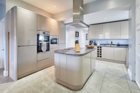 Fridge, microwave, oven, stovetop - House Sleeps 10 With Parking and Garden (Newcastle-upon-Tyne)