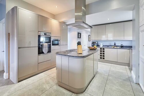 House Sleeps 10 With Parking and Garden