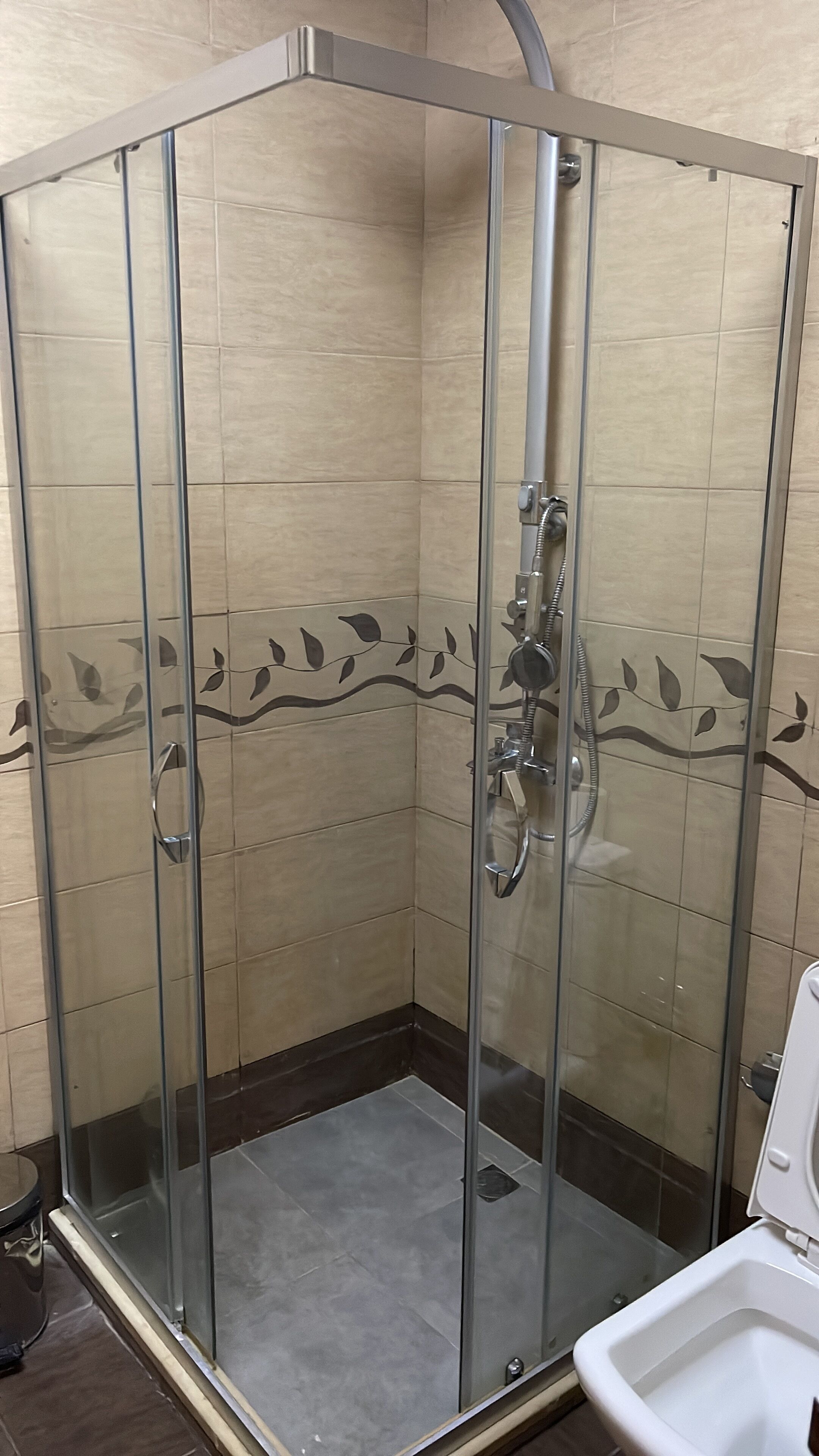 Deluxe Studio Suite, City View | Bathroom | Shower, hair dryer, slippers, towels