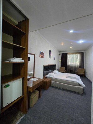 Kamar Double atau Twin Klasik, pemandangan kota | Kamar mandi | Shower, pengering rambut, sandal, dan handuk
